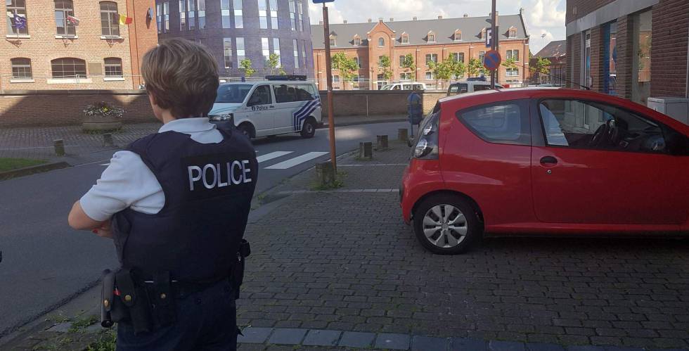 Una agente en Charleroi, cerca de la comisaría atacada este sábado.