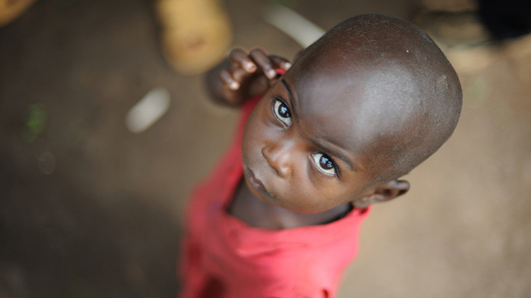 Un niño del pueblo Kavumu