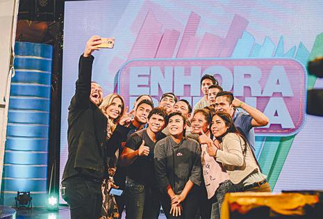 la selfie del adiós. Sucedió con sus compañeros de trabajo. “Lo que queda son las relaciones”, les dijo.