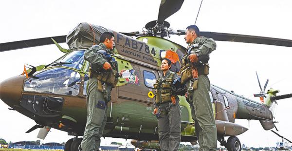 El teniente Miguel Ángel Crespo, la subteniente Lissette Flores y el teniente Juan Carlos Montaño están capacitados para volar un Super Puma