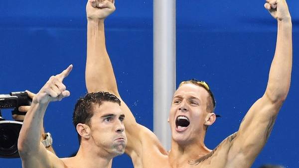 Phelps, a la izquierda, celebra junto a su compatriota Dressel el oro en la posta de 4x100m. (Foto: EFE)