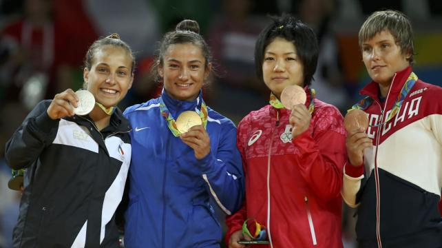 La representante de Kosovo (de azul) terminó con la medalla de oro en Río. Foto: Reuters %image_alt%