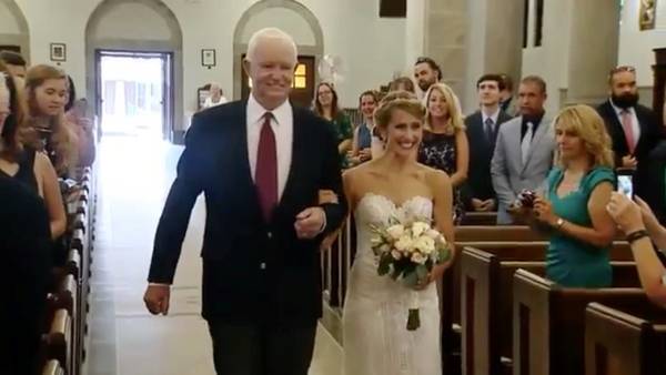 Una novia entra a la iglesia con el hombre que recibió el corazón de su padre