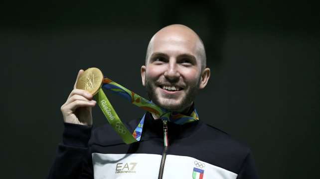 El italiano Niccolo Campriani celebra su triunfo en Río de Janeiro. Foto: Reuters %image_alt%