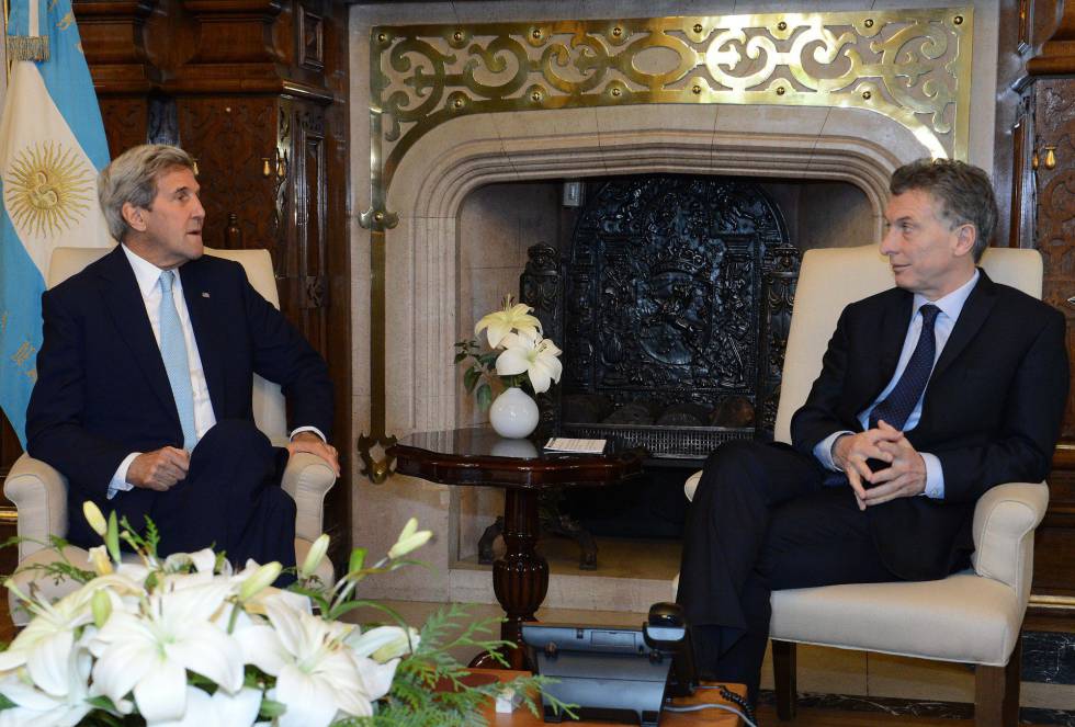 El secretario de Estados Unidos, John Kerry, y el presidente argentino, Mauricio Macri, en Buenos Aires.