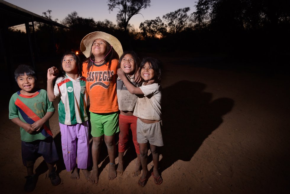 Un estudio de la Universidad de Maryland (EEUU) indicaba que el Chaco paraguayo registraba las tasas más altas de deforestación del planeta. Allí se sitúa la historia de lucha del pueblo idígena ayoreo por sus tierras y su cultura. Desde el GAT (Gente, Ambiente y Territorio) y junto a la ONG española Manos Unidas se apoya esta lucha y se celebra la reciente resolución de la CIDH (Comisión Interamericana de Derechos Humanos) que ha dado la razón a la petición de la OPIT (Organización Payipie Ichadie Totobiegosode) e interponiendo medidas cautelares a Paraguay para protegerles.
