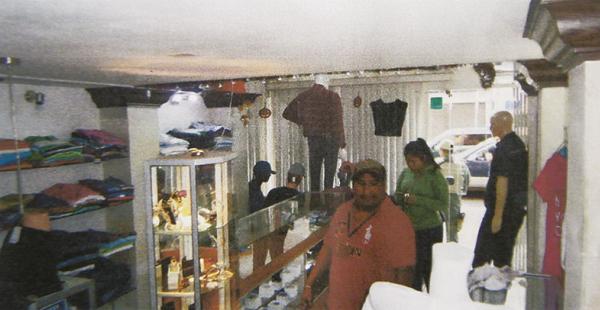 Gráfica policial del escenario de la tienda Punto D Marcas donde la banda operó en uno de los asaltos