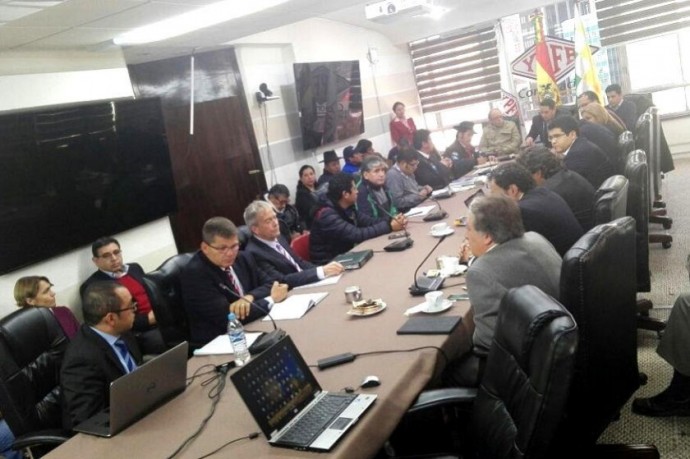 Autoridades chuquisaqueñas y cruceñas ya están en YPFB. Foto: Gentileza