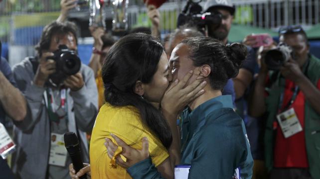 Enya y Cerullo sellaron su compromiso con un beso. Foto: Reuters %image_alt%