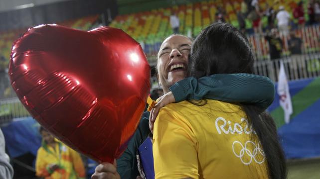 Cerullo sostiene su globo en forma de corazón entre lágrimas de emoción. Foto: Reuters %image_alt%