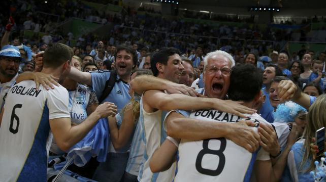 Los jugadores de la selección Argentina de voleibol terminaron festejando junto a la hinchada en el Maracanazinho. Foto: Reuters %image_alt%