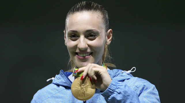 Anna Korakaki muestra su medalla, que la consiguió en los Juegos Olímpicos. Foto: Reuters %image_alt%