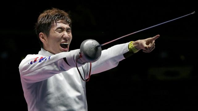 El deportista surcoreano derrotó al actual campeón del mundo de esgrima en espada para lograr el oro olímpico. Foto: Reuters %image_alt%