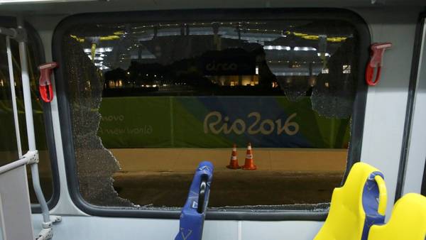 Un micro de la organización que trasladaba a periodistas fue atacado en Río de Janeiro. (Reuters)