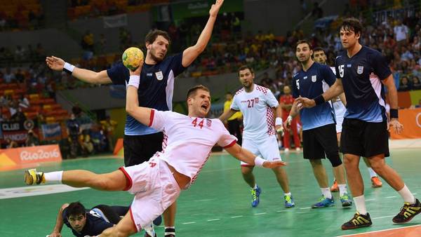 El croata Kresimir Kozina remata en el partido entre Croacia y Argentina. (EFE)