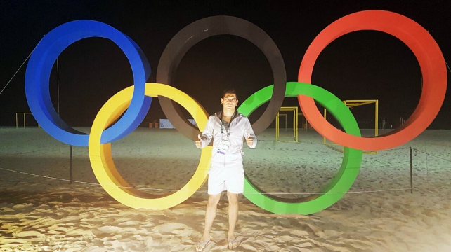 Martín Michel posa con los aros olímpicos en Río de Janeiro, antes de su debut en los juegos. El chapaco está listo para competir. Foto: Gentileza Martín Michel %image_alt%