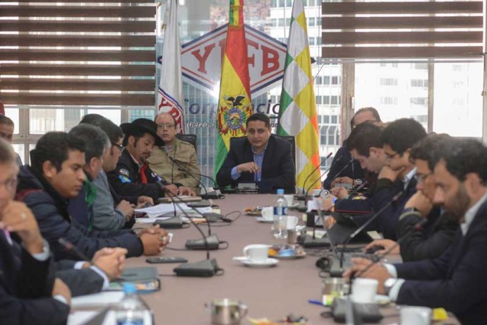CUESTIONADO. El presidente de YPFB, Guillermo Achá (c), pasó por alto las observaciones de Chuquisaca y validó...