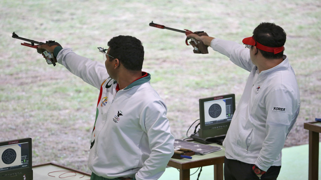 Rudolf Knijnenburg (Izq.) en plena acción junto a uno de los mejores competidores de Corea. Foto: Reuters %image_alt%