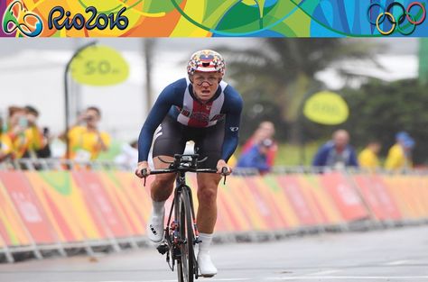 Kristin Armstrong pedalea para llegar a la meta. Foto: AFP