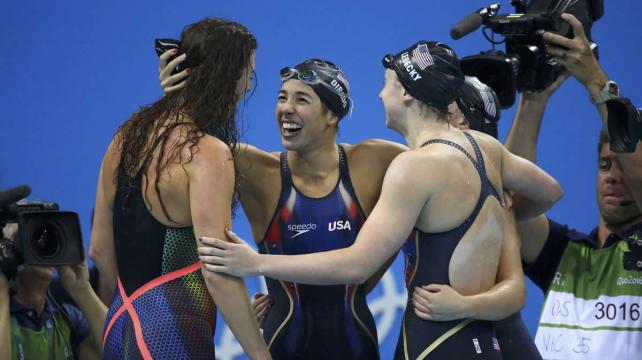 El equipo femenino de Estados Unidos celebra el oro en Río. Foto. Reuters %image_alt%