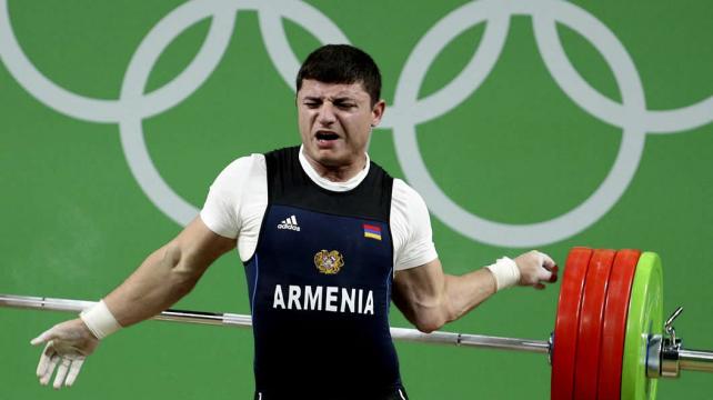 El armenio salió gritando de dolor tras dislocarse el codo izquierdo. Foto. Reuters %image_alt%