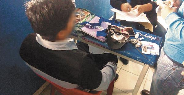 Algunos de los chicos implicados en el caso. En la mesa se ven las bolsitas con lo que parece ser marihuana