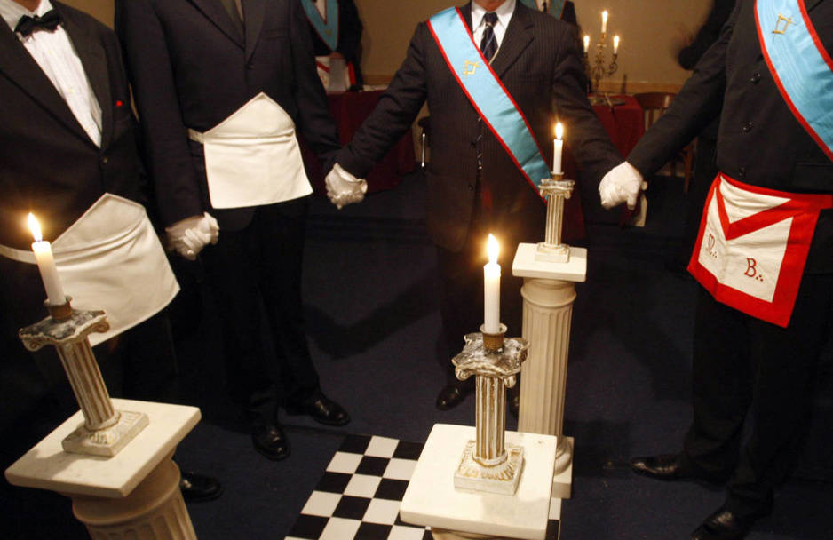 Masones franceses durante un ritual celebrado en Burdeos en 2008. (Reuters/Regis Duvignau)