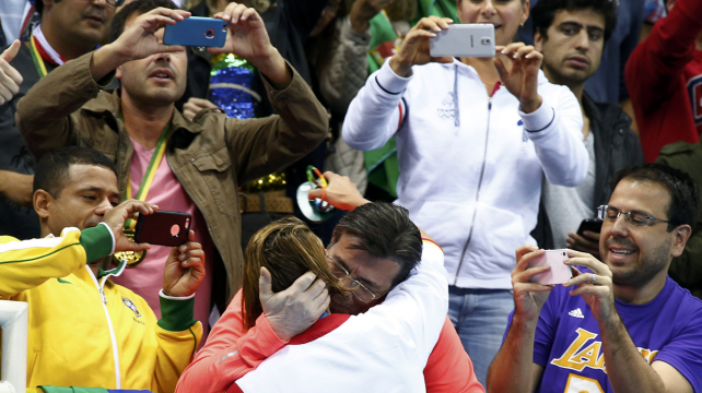 Los fanáticos hacen de todo para ser capturar las emociones de los deportistas. Foto: Reuters %image_alt%