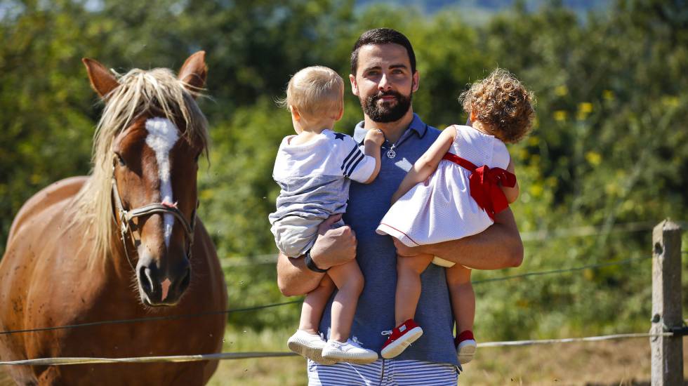 Juan Pablo Vázquez con sus dos hijos mellizos, nacidos por maternidad subrogada.