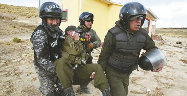 Un policía es retirado de la zona de Mantecani, luego de que fue herido en la pugna