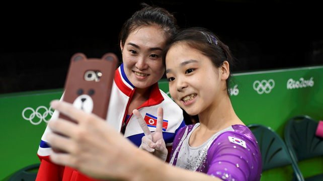 La surcoreana Lee Eun-Ju (Dcha.) le pidió una foto a norcoreana Hong Un-jong (Izq.) tras competir. Foto: Reuters %image_alt%