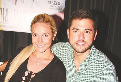 DISFRUTARON  DE LA VELADA A la izquierda, la linda pareja María Claudia Velasco y Jorge Calvo