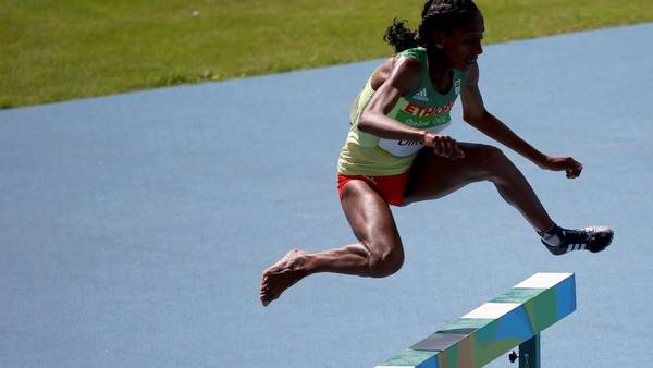 Etenesh Diro de Etiopía finaliza la carrera sin una zapatilla. REUTER