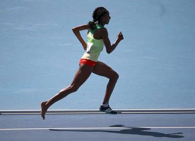 Etenesh Diro, de Etiopía, completó la carrera de 3.000 metros con obstáculos con un pie descalzo. REUTER