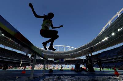 Dos vueltas y media le faltaban a Diro cuando se quitó la zapatilla. AP