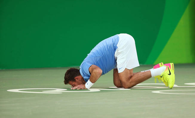 Del Potro besa el logotipo de los Juegos tras ganar a Nadal y meterse en la final (Kevin Lamarque/Reuters)