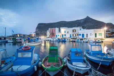 Favignana y su pequeño puerto sobre el Mediterráneo / Cézare de Luca.