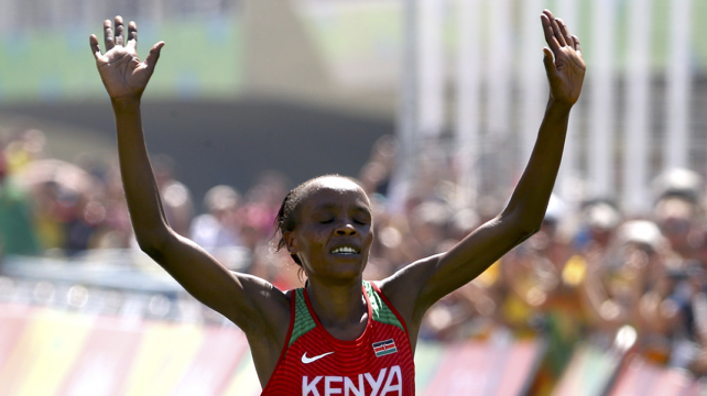 Jemina Jelagat Sumsong atravesando la meta. Foto: Reuters %image_alt%
