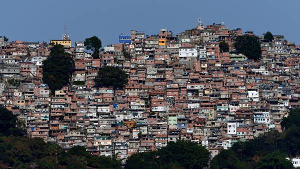 FAVELA. Vista de un barrio humilde desde el estadio olímpico de Lagoa (Soeren Stache/dpa).