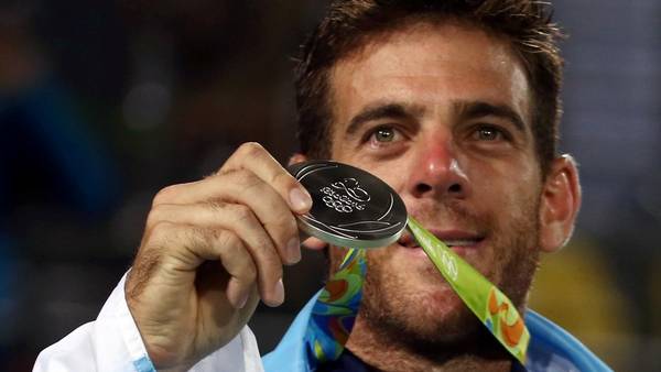 Juan Martín Del Potro muestra su medalla de plata en Río 2016. (Reuters)