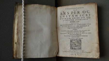 Steganographia