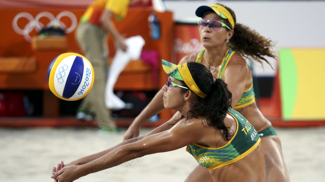 Talita y Larissa en pleno juego en los cuartos de final de la competencia. Foto: Reuters %image_alt%