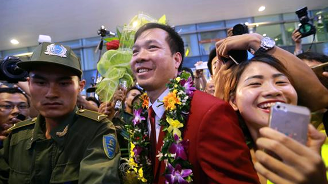 Hogan Xuan Vinh recibiendo el cariño de sus coterráneos tras su llegada a Vietnam. Foto: Internet %image_alt%