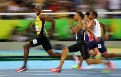 Usain Bolt, con gesto relajado, en los últimos metros de la semifinal. Estas semifinales muestran al Usain Bolt más rápido del año, con un registro de 9.86, dos centésimas por debajo de la marca con la que llegó a Río. (Reuters)