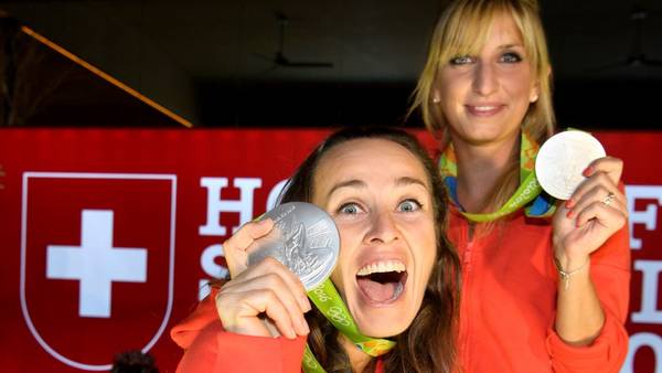 Con la pareja. Hingis y Bacsinszky muestran felices las plateadas. (EFE)