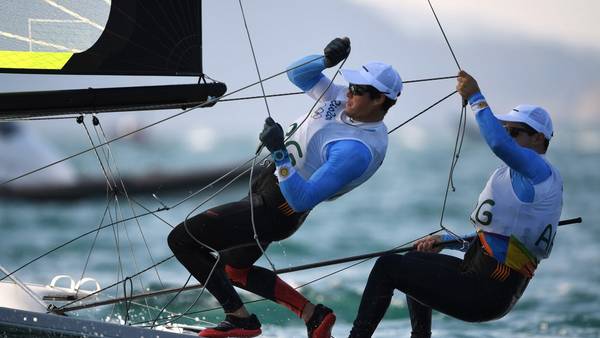 Yago y Klaus Lange, de los pocos que vieron acción yachting. / AFP PHOTO / WILLIAM WEST