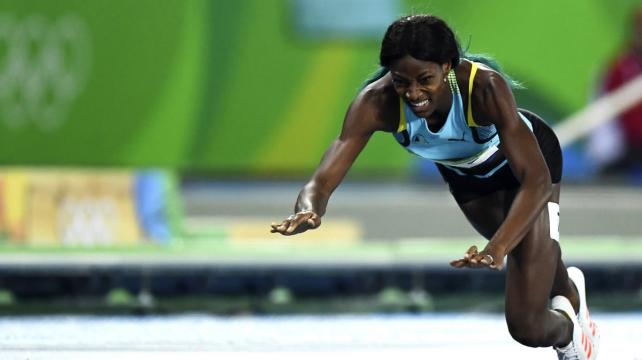 La atleta Shaunae Miller de Bahamas ganó la medalla de oro en los 400 metros con el último suspiro. Se lanzó para cruzar la meta. Foto. Reuters %image_alt%