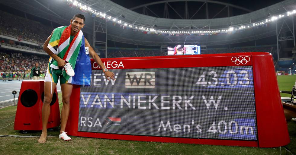 Van Miekerk posa junto al marcador que registra su récord del mundo en los 400 metros lisos.