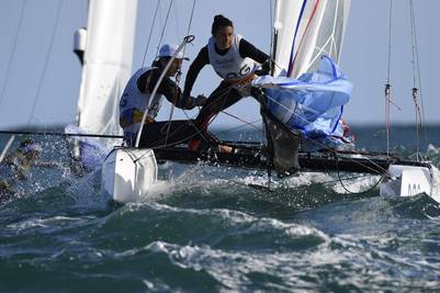 Santiago Lange y Cecilia Carranza, en la Bahía de Guanabara. (AFP)