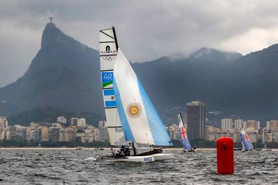 Santiago Lange y Cecilia Carranza, en la Bahía de Guanabara. (AFP)